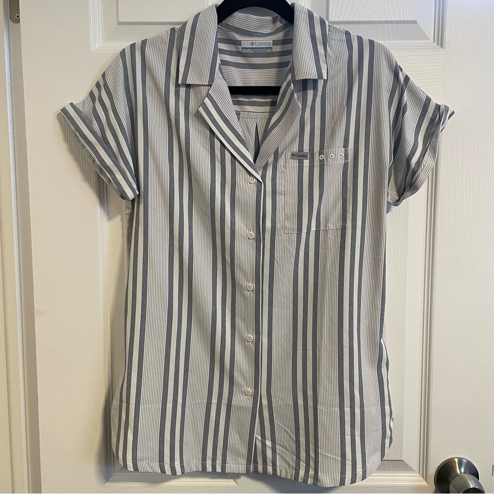 EUC Women’s Columbia Blue and White Striped Short Sleeve Button Down Tee